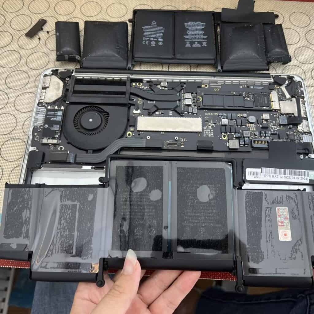 thay pin macbook tại Shop Táo
