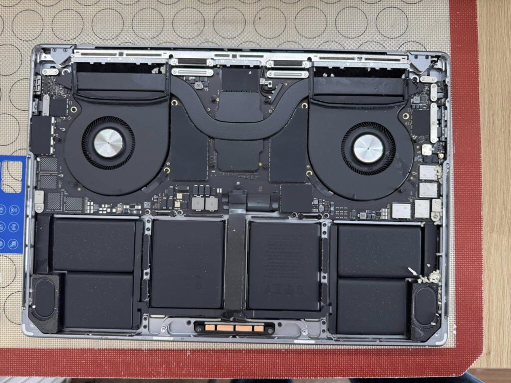 MacBook Bị Vào Nước – Đừng Chủ Quan, Hậu Quả Nặng Nề Hơn Bạn Nghĩ 4 MacBook Bị Vào Nước