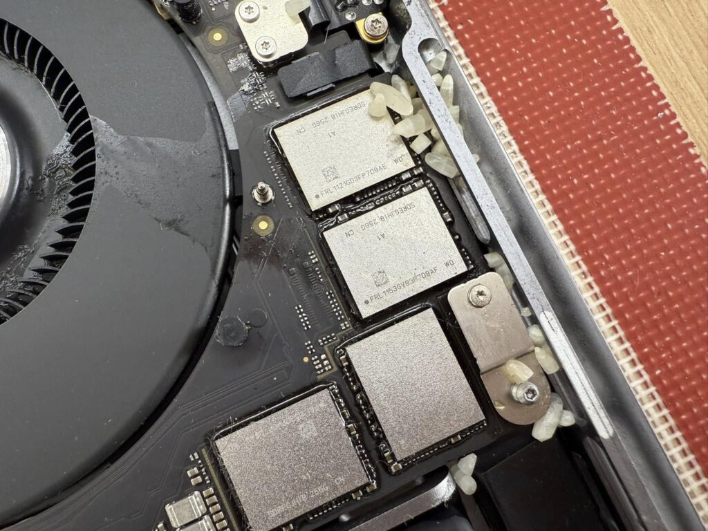 MacBook Bị Vào Nước – Đừng Chủ Quan, Hậu Quả Nặng Nề Hơn Bạn Nghĩ 5 MacBook Bị Vào Nước