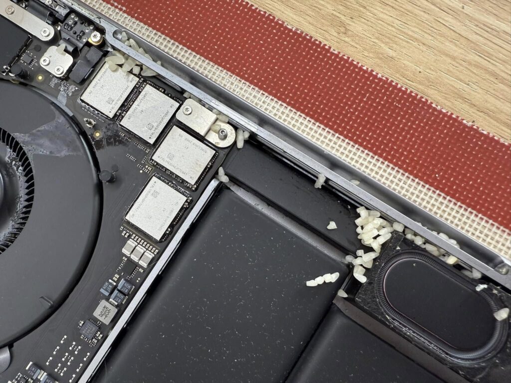 MacBook Bị Vào Nước – Đừng Chủ Quan, Hậu Quả Nặng Nề Hơn Bạn Nghĩ 6 MacBook Bị Vào Nước