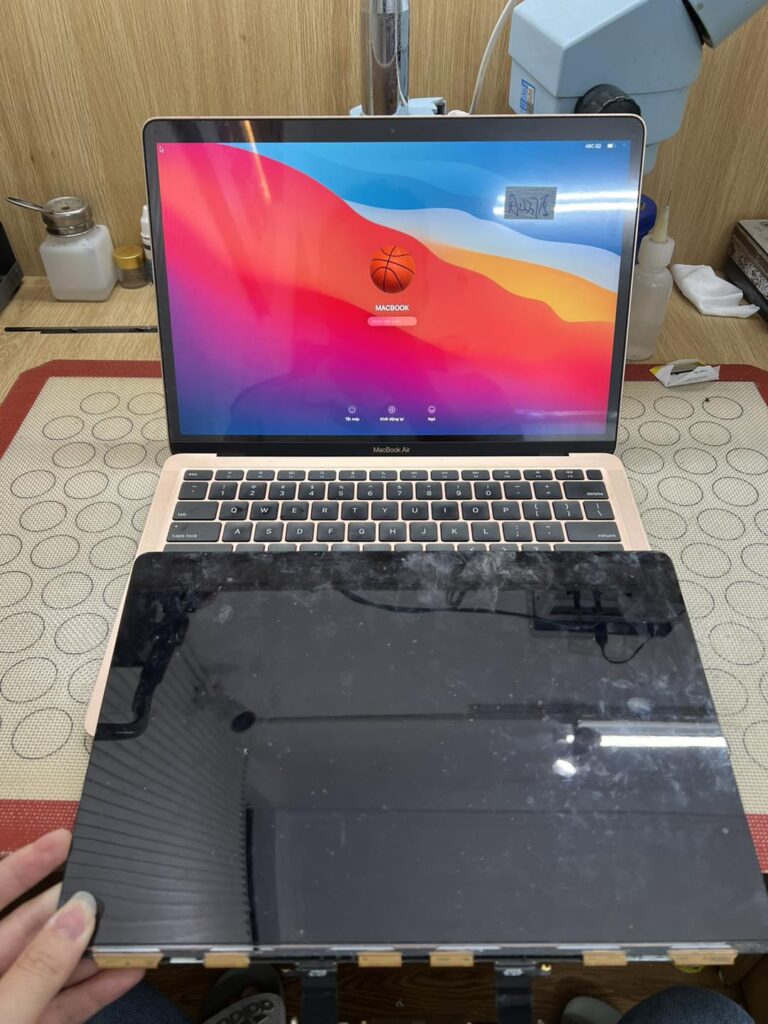 Quy trình thay màn hình MacBook Air M1 Chính hãng 2 Thay màn hình MacBook Air M1