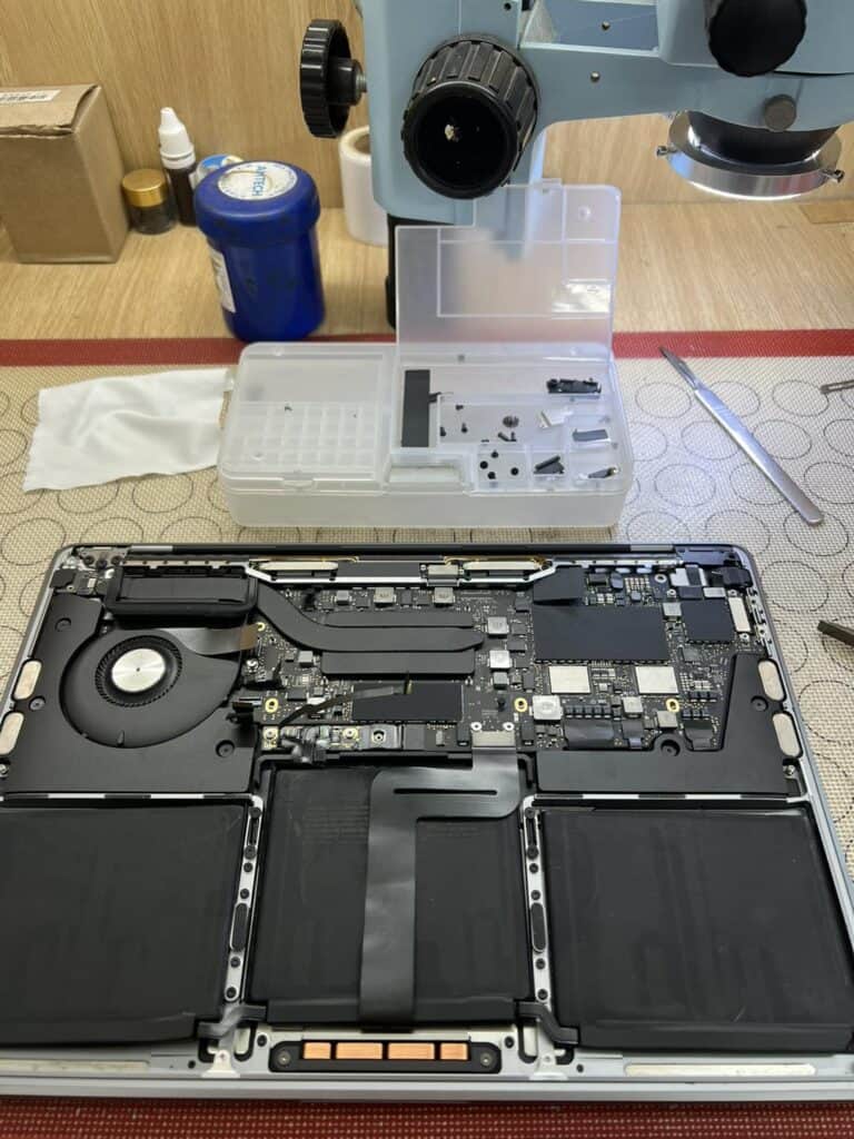 Sửa MacBook bị nóng máy tại Shop Táo