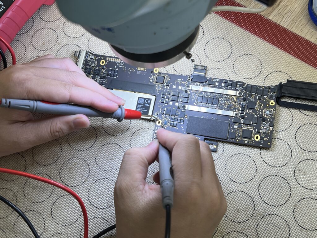 Sửa MacBook Pro 2017 không lên nguồn tại Shop Táo