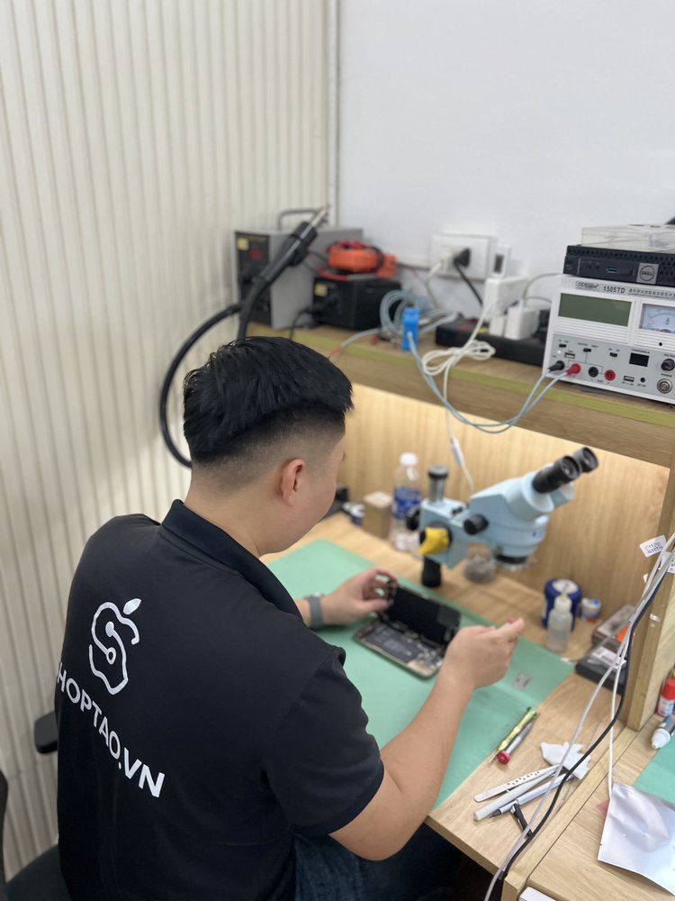 Kỹ thuật viên Shop Táo đang sửa iPhone tại Đà Nẵng