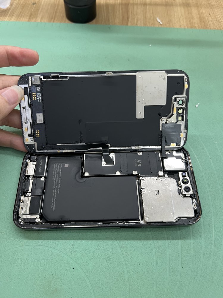 iPhone tháo lộ pin và mainboard A16 Bionic tại Shop Táo Đà Nẵng