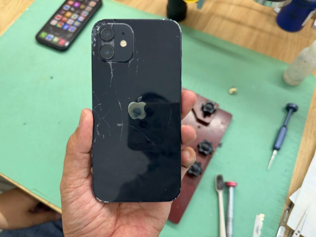 Thay kính lưng iPhone 12 lấy ngay tại Đà Nẵng - Shop Táo