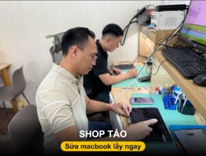 MacBook sạc không vào, đầu sạc nóng - kỹ thuật viên Shop Táo kiểm tra tại Đà Nẵng