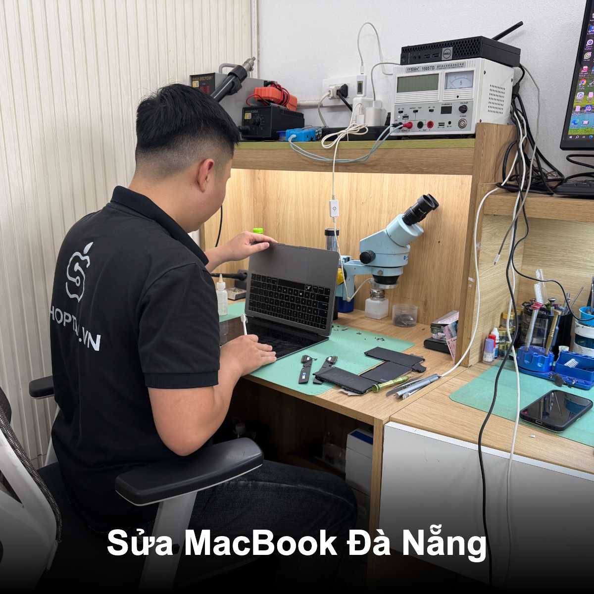 Sửa main MacBook Đà Nẵng - kỹ thuật viên Shop Táo soi main dưới kính hiển vi
