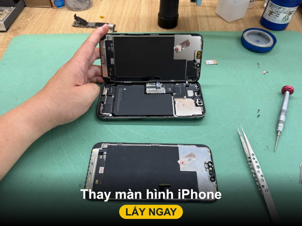 Thay màn hình iPhone lấy ngay tại Đà Nẵng - kỹ thuật viên Shop Táo tháo màn iPhone