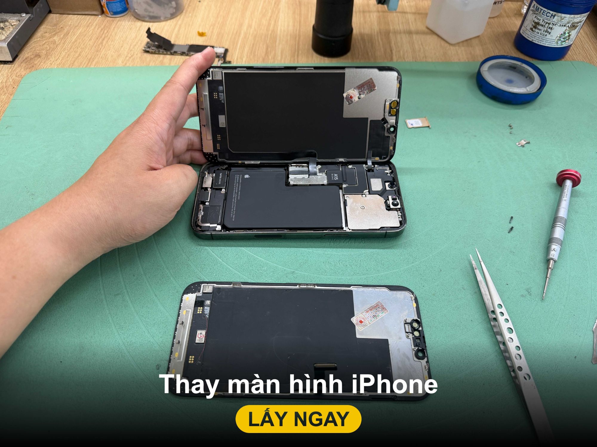 Thay màn hình iPhone lấy ngay tại Đà Nẵng - kỹ thuật viên Shop Táo tháo màn iPhone