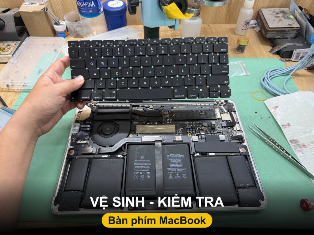 Vệ sinh bàn phím MacBook tại Đà Nẵng - kỹ thuật viên Shop Táo tháo bàn phím kiểm tra