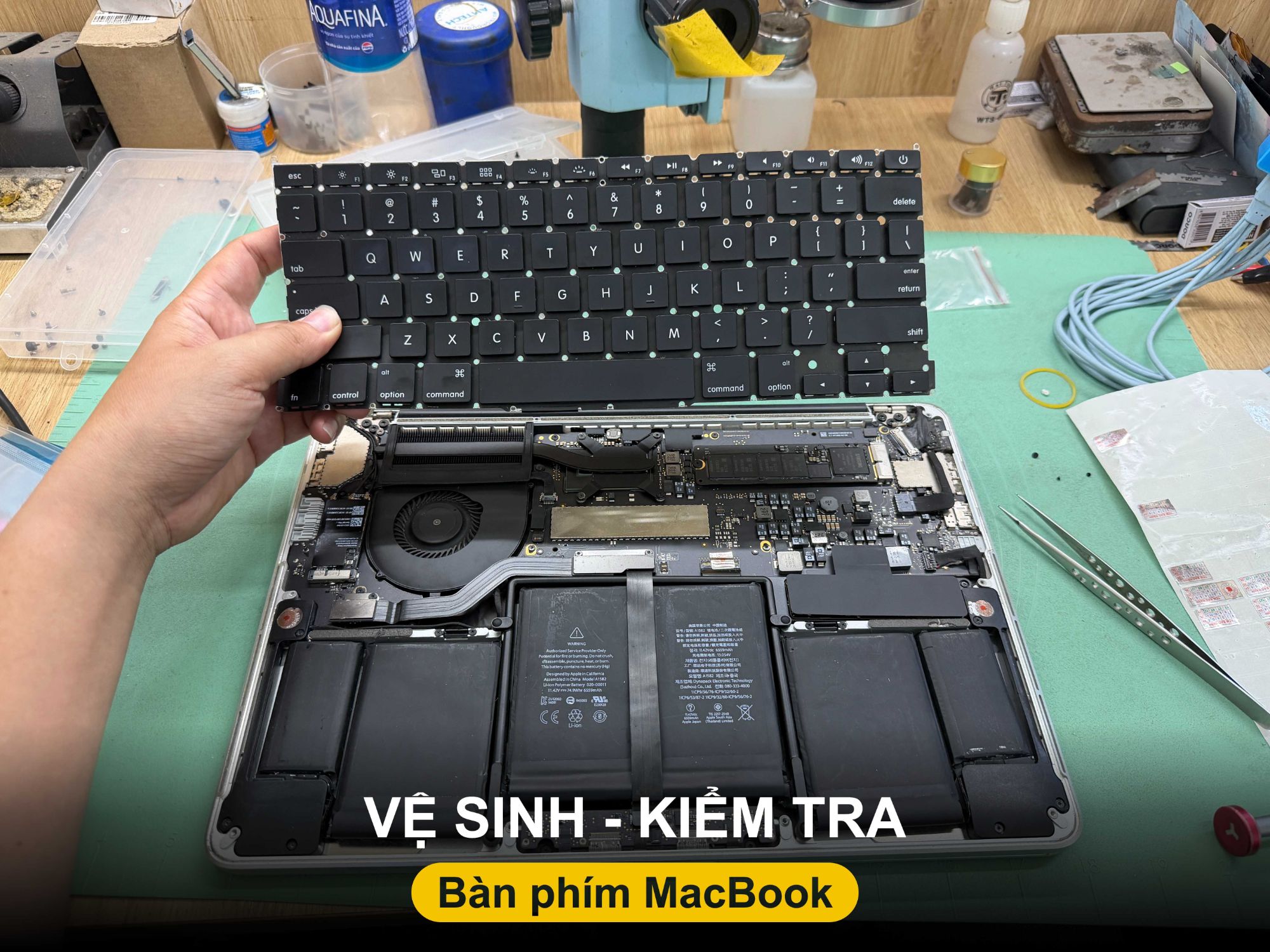 Vệ sinh bàn phím MacBook tại Đà Nẵng - kỹ thuật viên Shop Táo tháo bàn phím kiểm tra