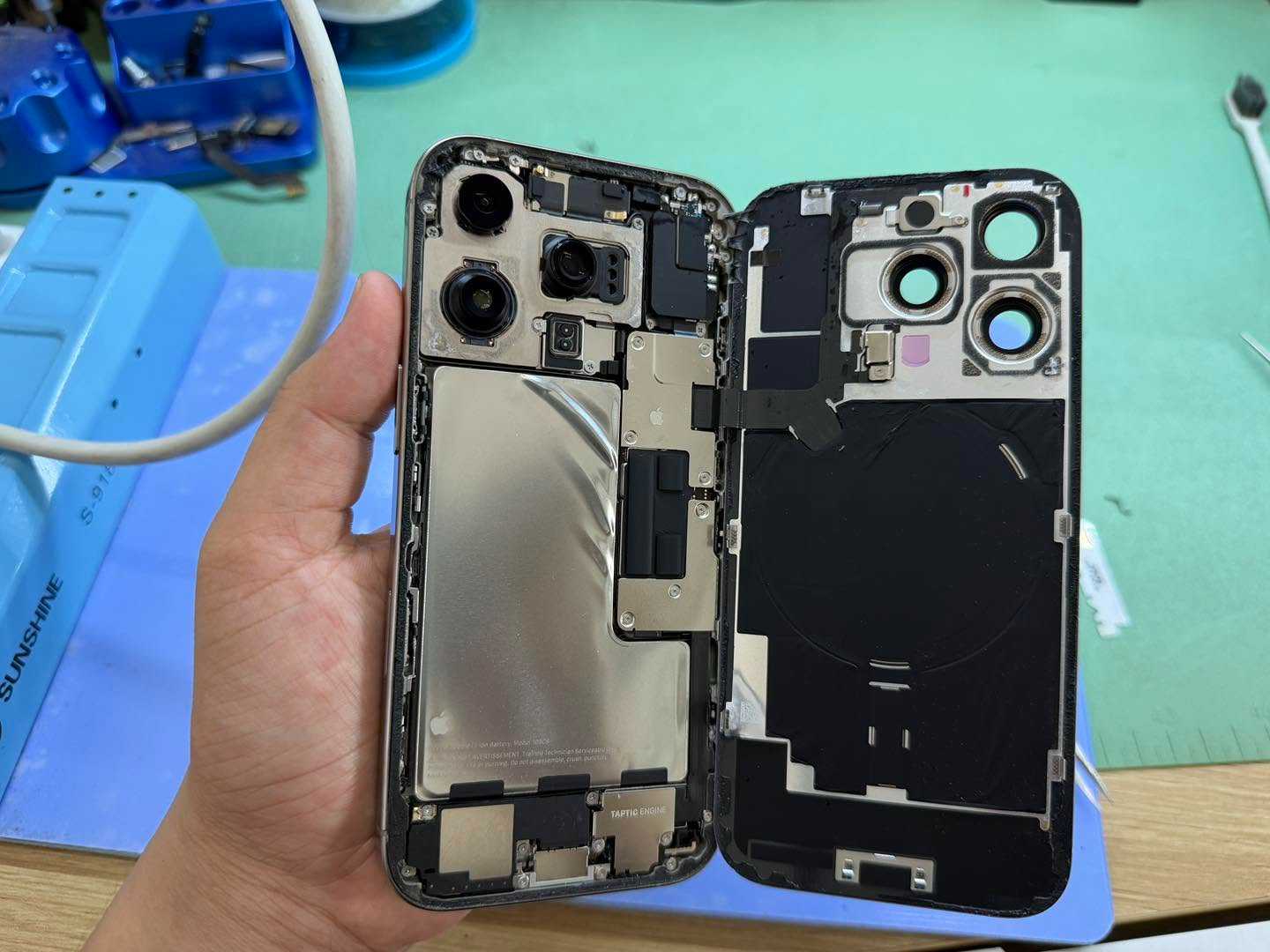 iPhone 16 Pro thấm nước phồng pin - mở máy kiểm tra tại Shop Táo Care Đà Nẵng