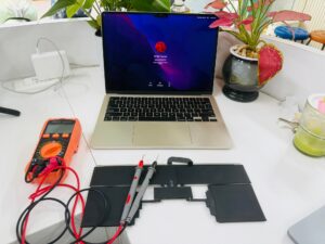 MacBook ít dùng tự hỏng pin - đo từng cục pin, kích pin tại Shop Táo Đà Nẵng
