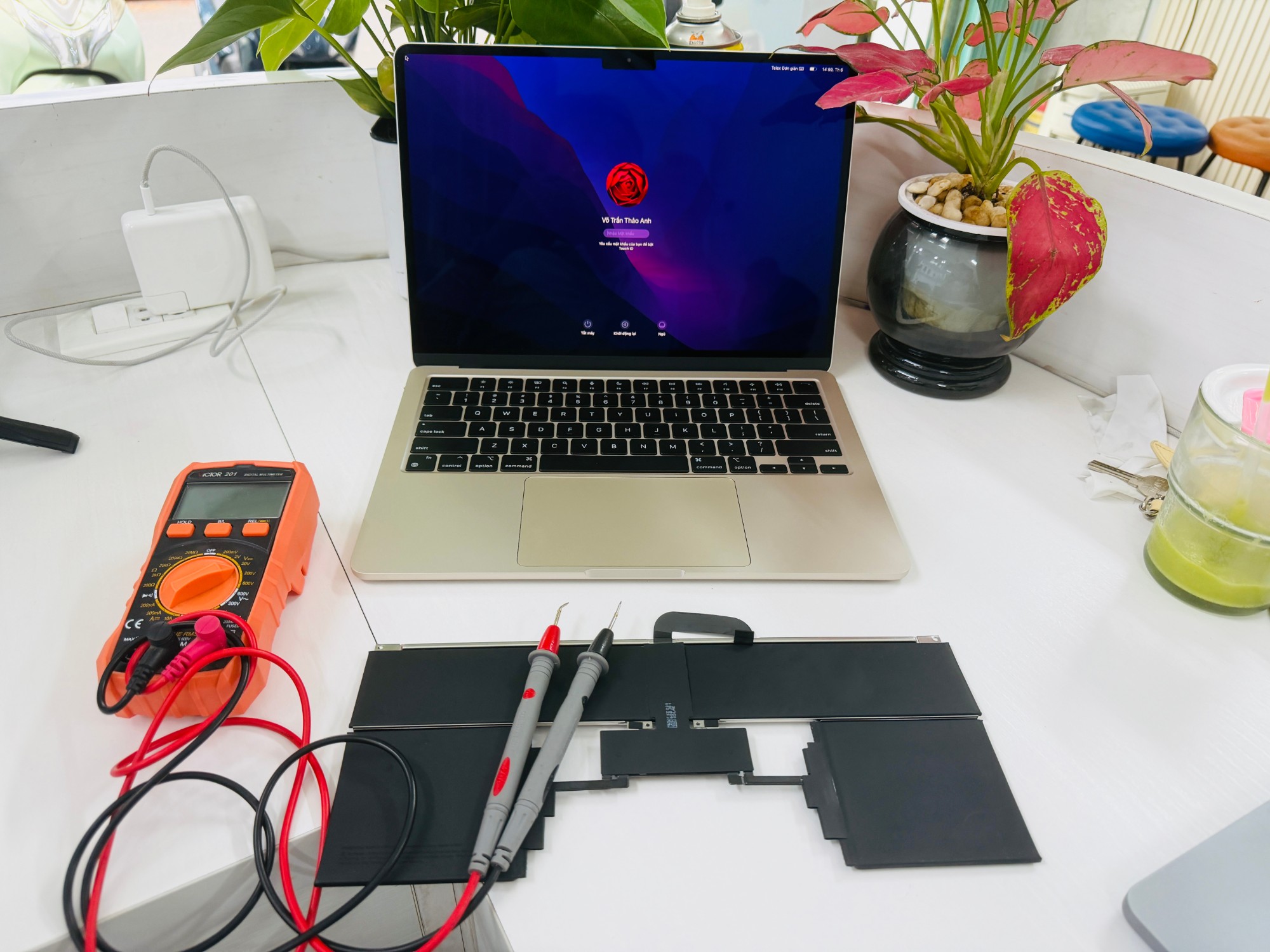 MacBook ít dùng tự hỏng pin - đo từng cục pin, kích pin tại Shop Táo Đà Nẵng