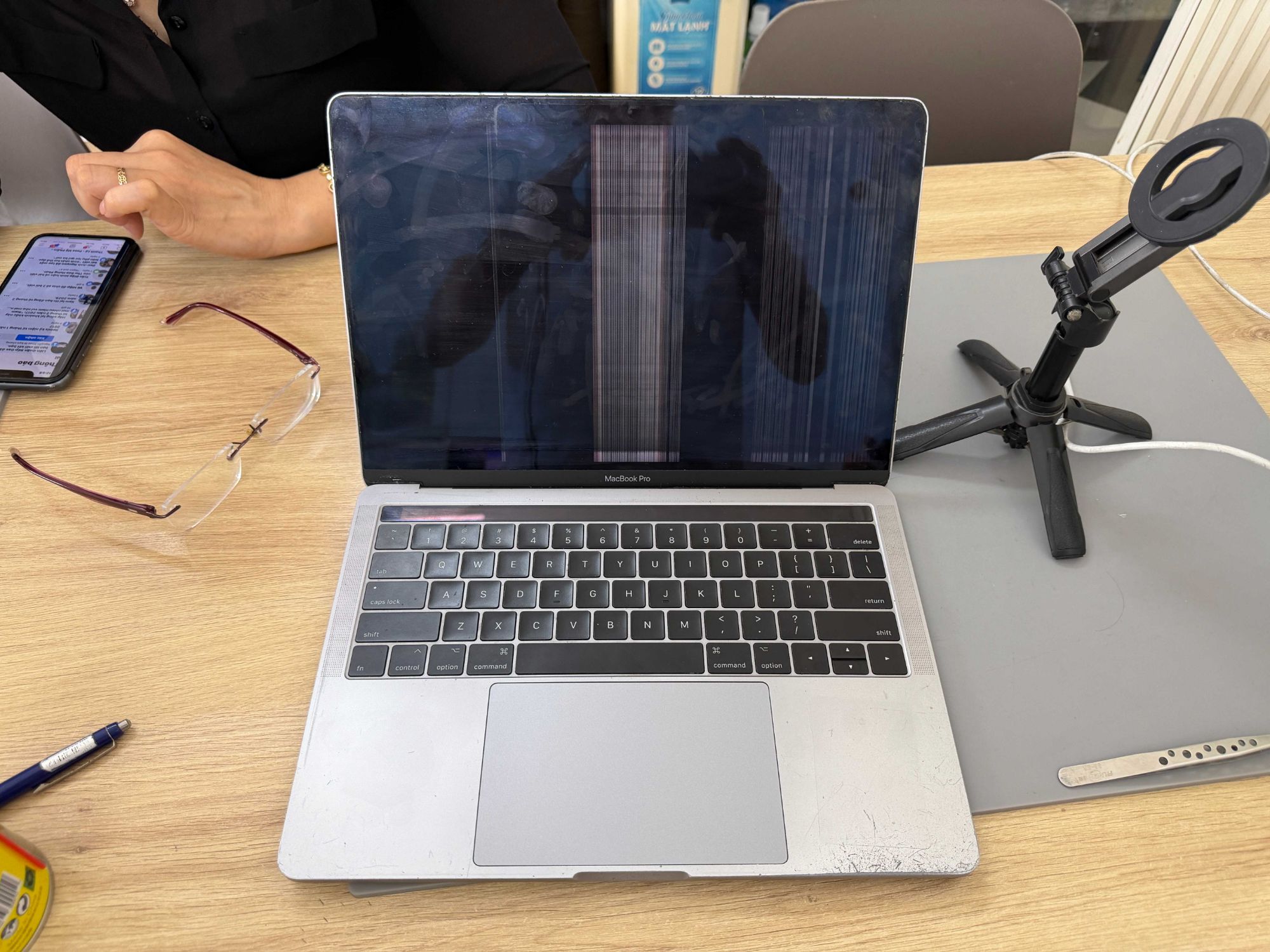 MacBook Pro sọc màn hình, tối đen - lỗi cáp màn hình, kiểm tra tại Shop Táo Care Đà Nẵng