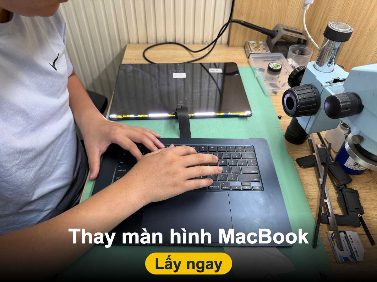 Thay màn hình MacBook lấy ngay tại Shop Táo Đà Nẵng - kỹ thuật viên thay màn dưới kính hiển vi