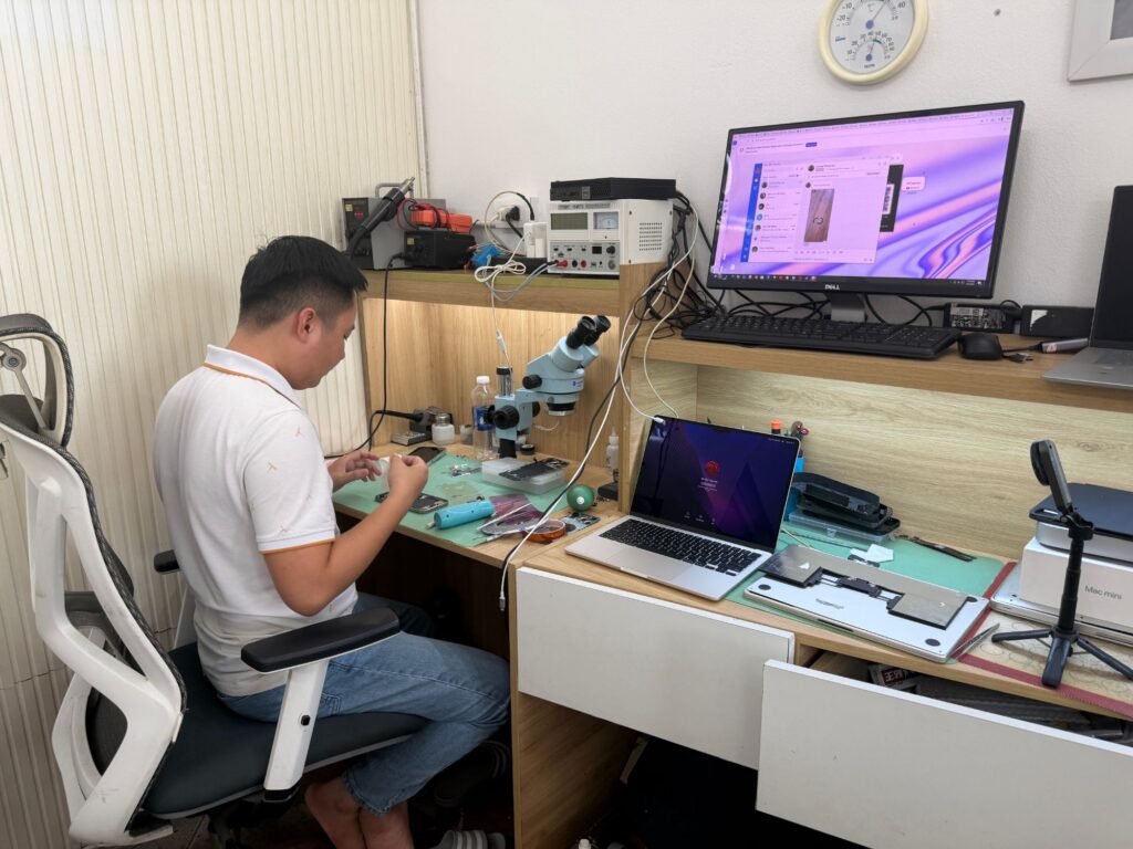 Sửa MacBook tại Đà Nẵng - kỹ thuật viên Shop Táo Care sửa MacBook dưới kính hiển vi