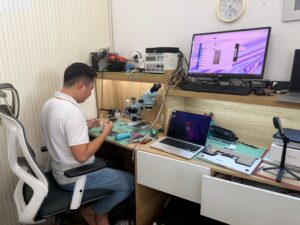 Sửa MacBook tại Đà Nẵng - kỹ thuật viên Shop Táo Care sửa MacBook dưới kính hiển vi