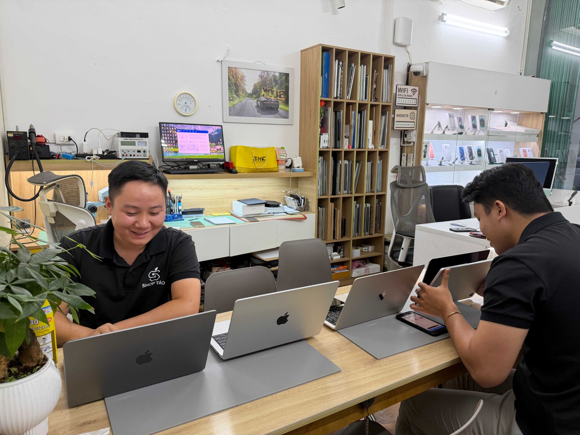 Sửa MacBook Đà Nẵng uy tín tại Shop Táo Care - khu kỹ thuật kiểm tra MacBook, báo giá minh bạch