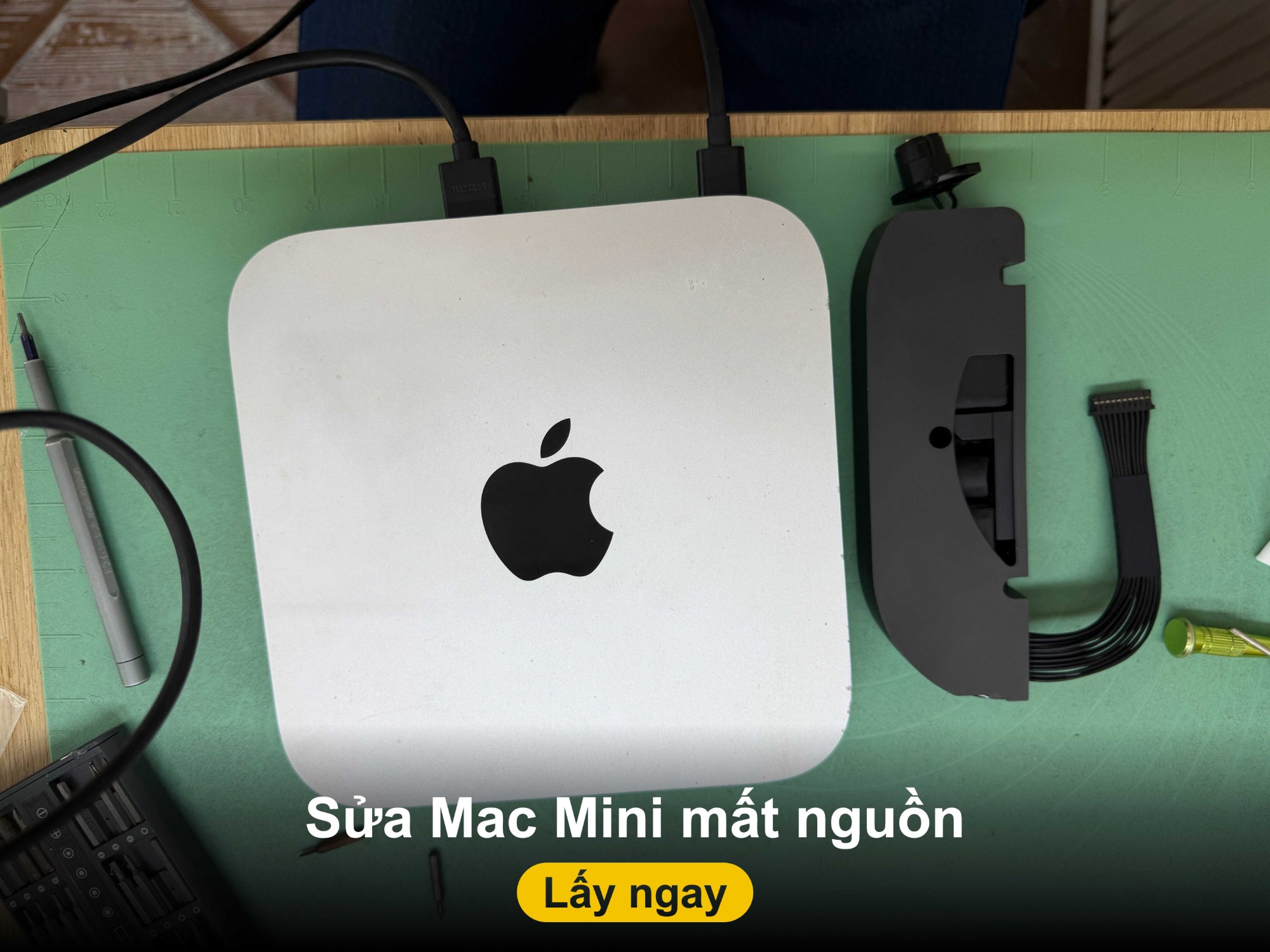 Sửa Mac mini không lên nguồn tại Shop Táo Care Đà Nẵng - Mac mini và bộ nguồn tháo rời trên bàn kỹ thuật