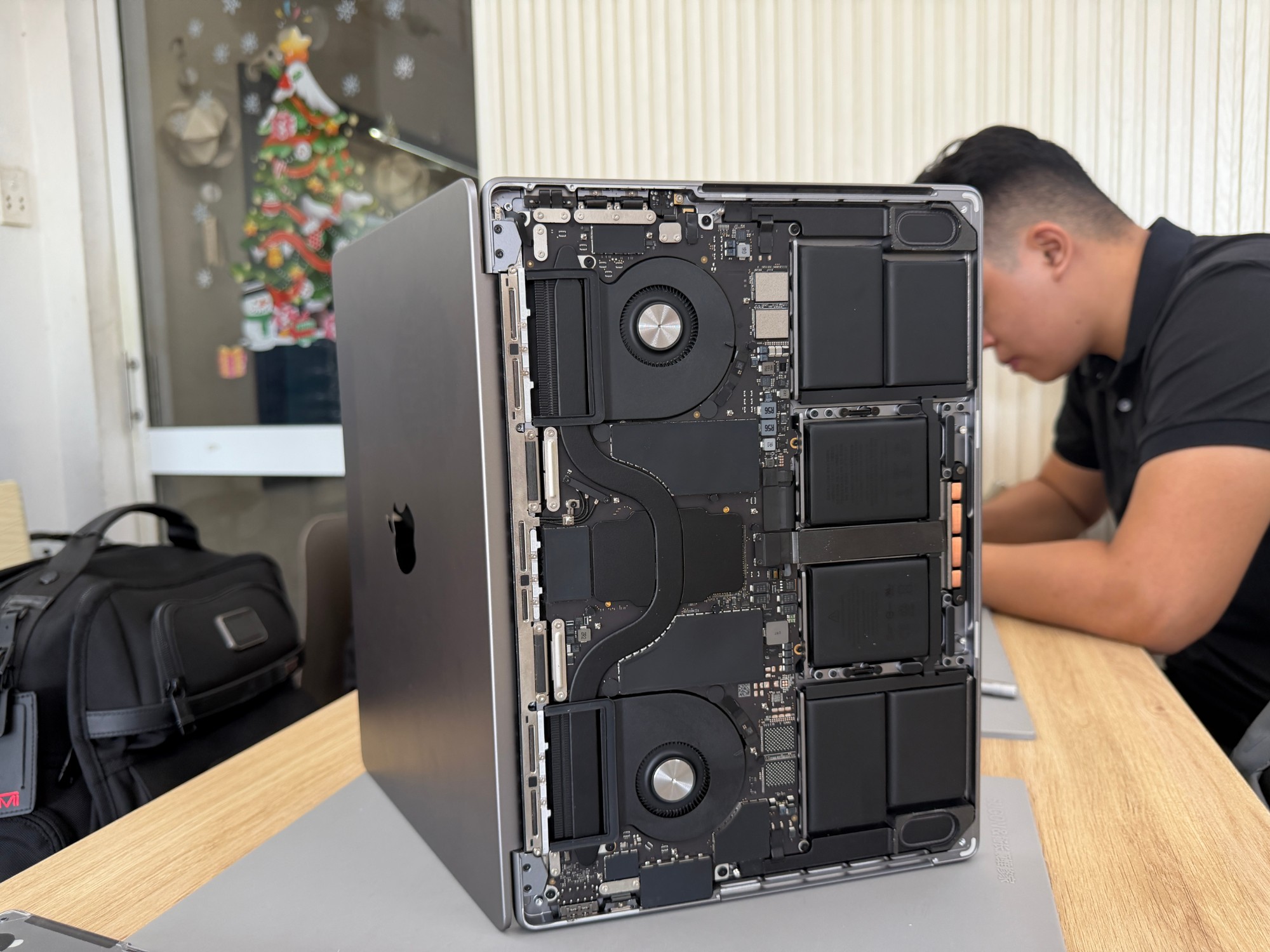 Vệ sinh MacBook lấy ngay Đà Nẵng - kỹ thuật viên Shop Táo Care mở máy làm sạch quạt và tản nhiệt